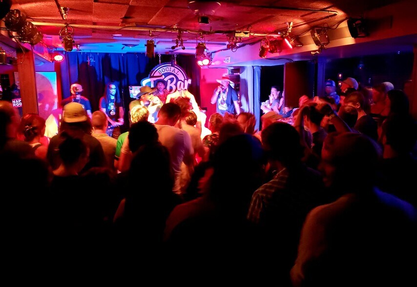 2588 Highway 158, June Lake, CA à vendre - Photo du bâtiment - Image 2 de 37