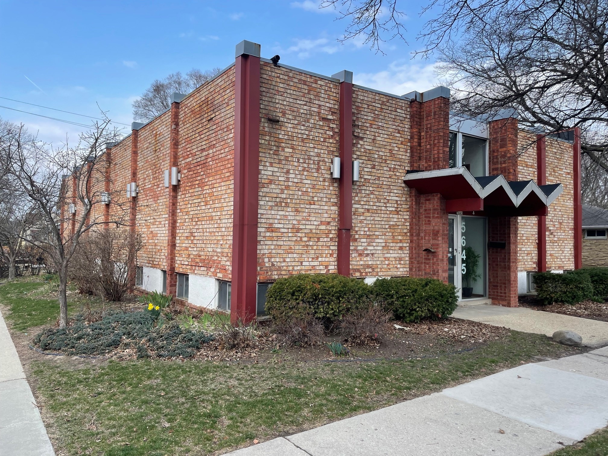 5645 N Green Bay Ave, Milwaukee, WI for sale Primary Photo- Image 1 of 20