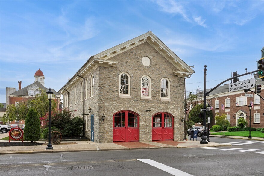 300 Pond St, Bristol, PA à vendre - Photo du bâtiment - Image 2 de 26