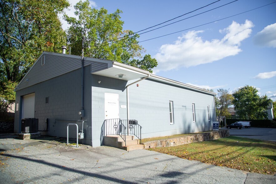 100 Central St, Warwick, RI à louer - Photo du bâtiment - Image 1 de 3