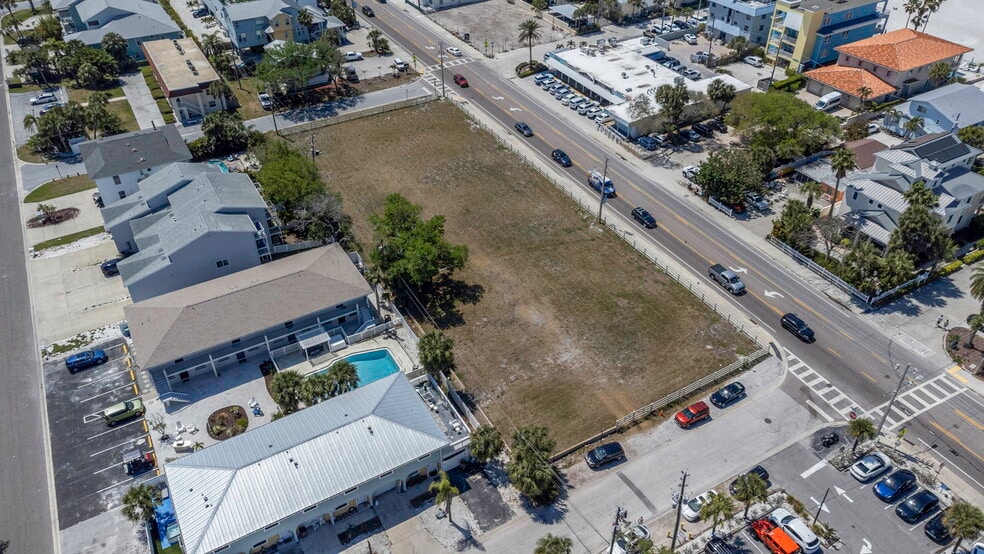 2113 Gulf Blvd, Indian Rocks Beach, FL à vendre - Photo du bâtiment - Image 2 de 34