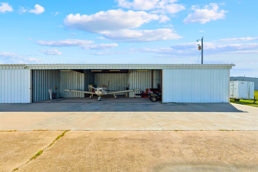 318 Lindbergh Dr, Roanoke, TX à vendre - Photo du bâtiment - Image 3 de 9