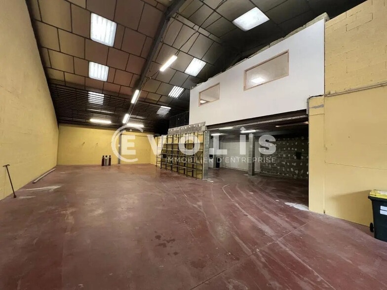 Office in Vaulx-en-Velin for lease - Interior Photo - Image 2 of 8