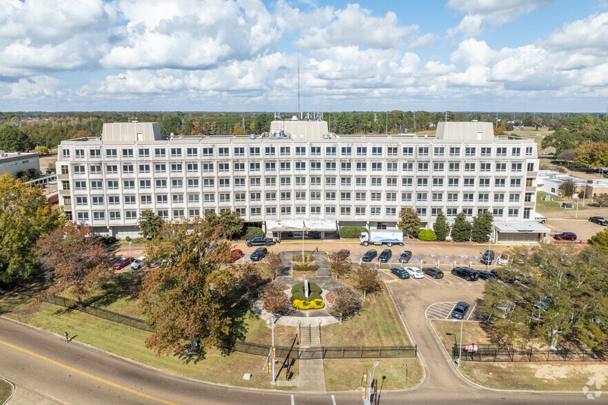 1860 Chadwick Dr, Jackson, MS à louer - Photo du bâtiment - Image 3 de 5