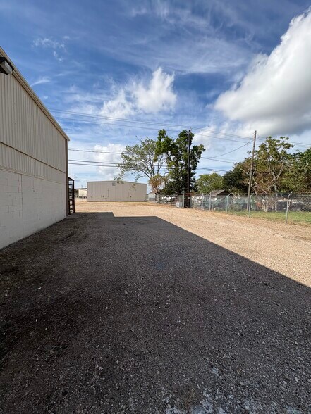 1809 Yellowstone St, Freeport, TX à louer - Photo du bâtiment - Image 3 de 7