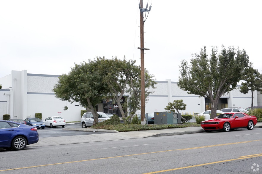 20844-20860 Plummer St, Chatsworth, CA for lease - Primary Photo - Image 1 of 7