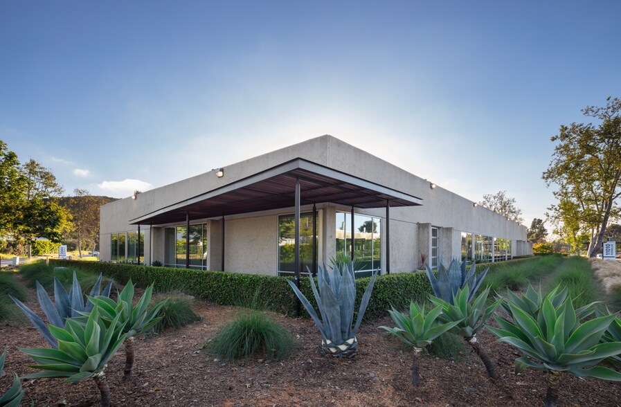 11010 Roselle St, San Diego, CA à louer - Photo du bâtiment - Image 3 de 5