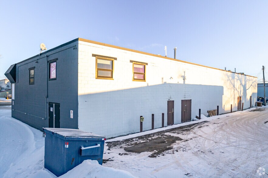 15883-15889 116th Ave NW, Edmonton, AB à louer - Photo du bâtiment - Image 3 de 3