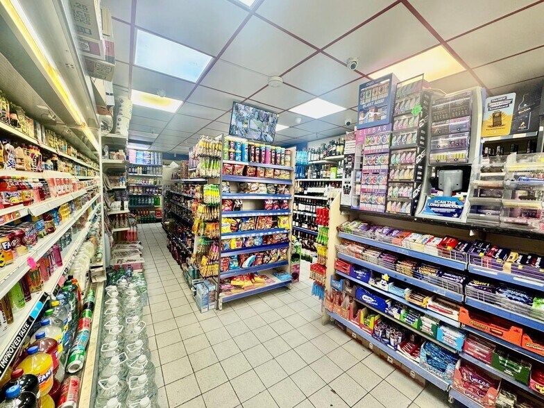 1-6 Ashwell Parade, Luton for sale - Building Photo - Image 2 of 5