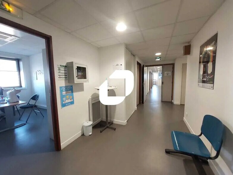 Office in Montigny-le-Bretonneux for sale - Building Photo - Image 2 of 10