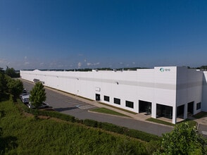 1810 W Pointe Dr, Charlotte, NC for lease Interior Photo- Image 1 of 1