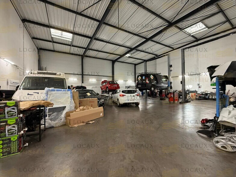 Flex in Viarmes for lease - Interior Photo - Image 2 of 8