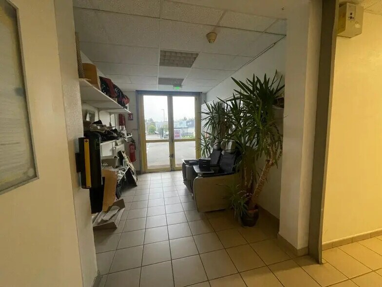 Flex in La Ville-du-Bois for lease - Building Photo - Image 1 of 17