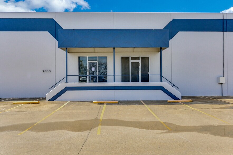 2556-2564 W Commerce St, Dallas, TX à louer - Photo du bâtiment - Image 3 de 7