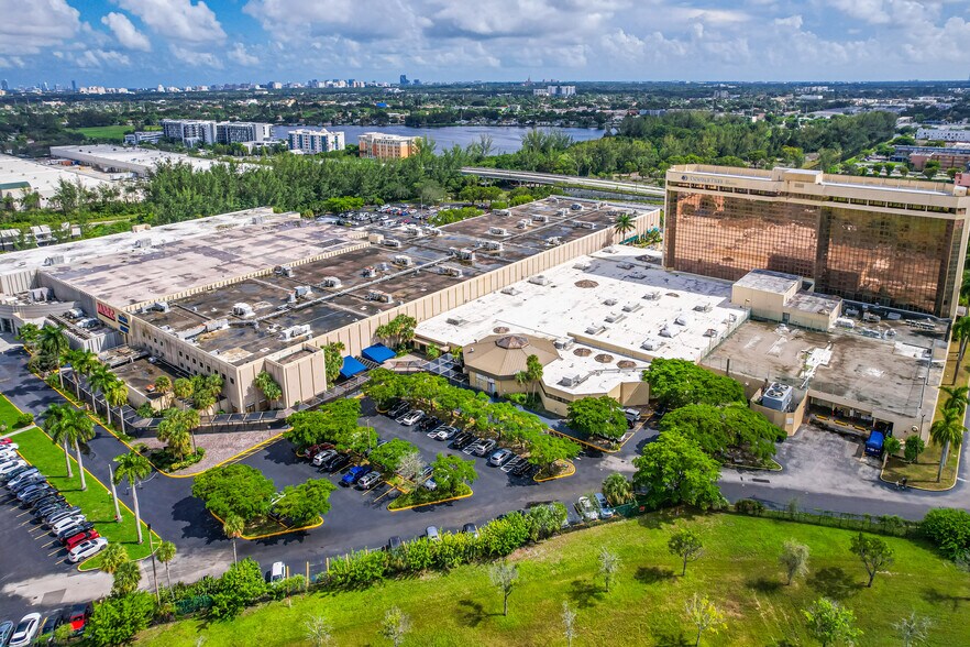 777 NW 72nd Ave, Miami, FL à louer - Photo du bâtiment - Image 2 de 2