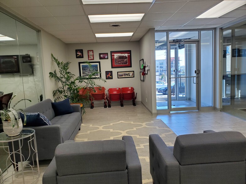 1118 Hampton Ave, Saint Louis, MO for lease - Lobby - Image 1 of 20