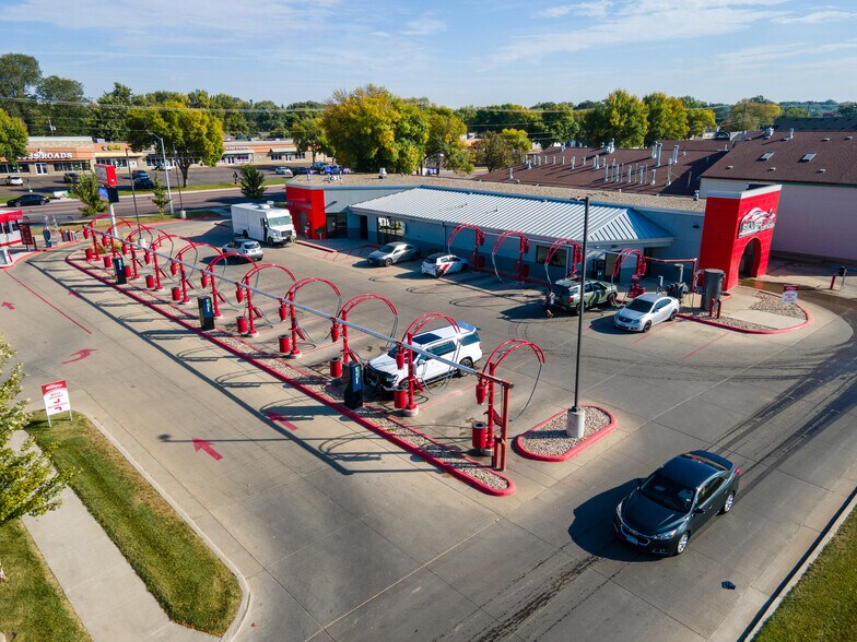 1221 W 41st St, Sioux Falls, SD à vendre - Photo du bâtiment - Image 2 de 6