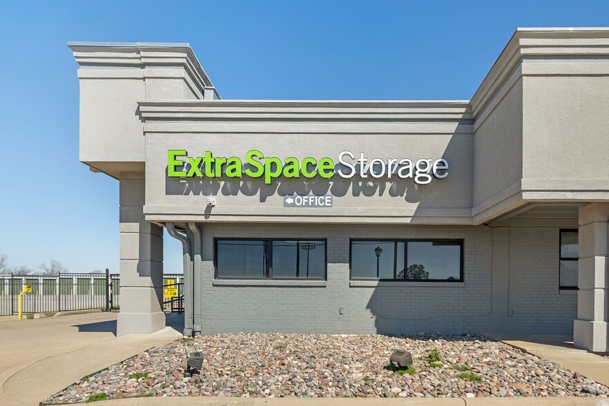 12331 E 11th St, Tulsa, OK à vendre - Photo du bâtiment - Image 2 de 11