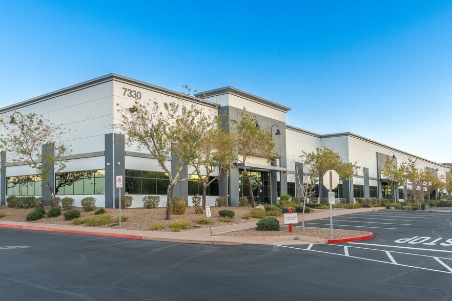 7330-7390 Eastgate Rd, Henderson, NV à louer - Photo du bâtiment - Image 2 de 10
