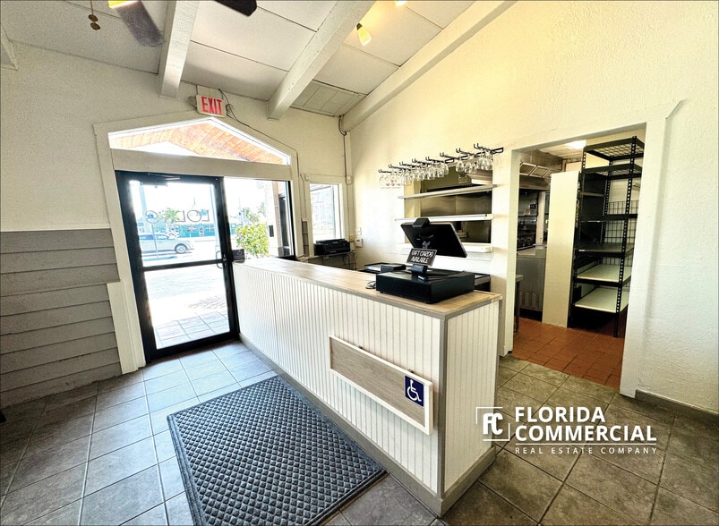 300 SW Federal Hwy, Stuart, FL for sale - Interior Photo - Image 2 of 28