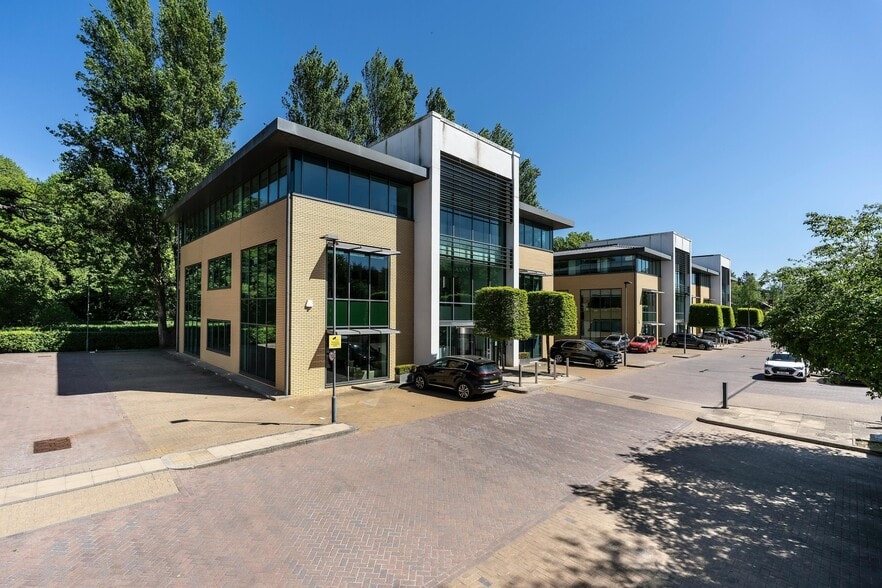 Chiltern Hl, Gerrards Cross for lease - Building Photo - Image 3 of 9