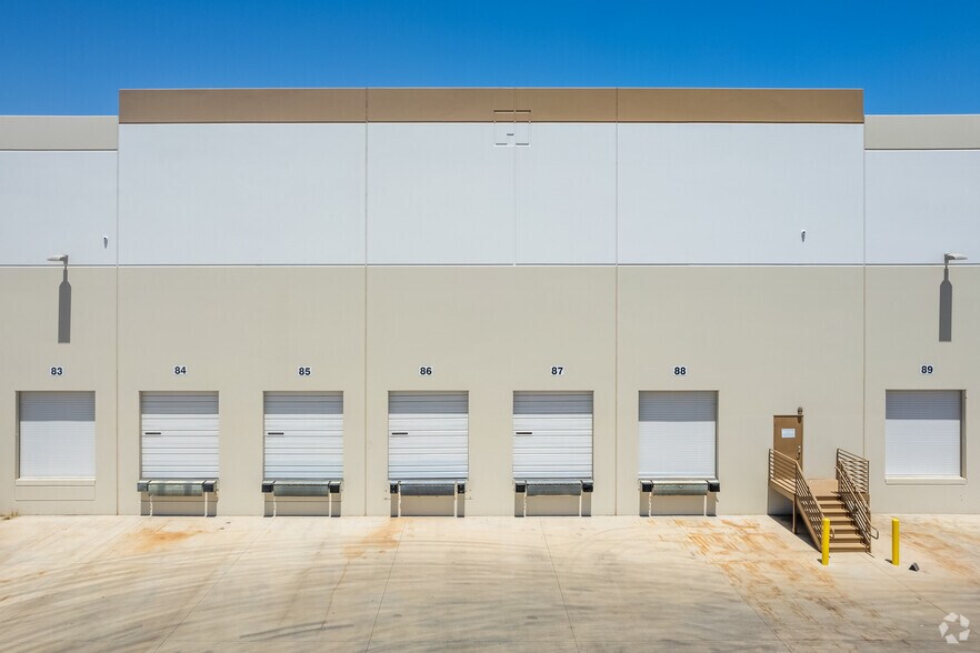 2300 S 51st Ave, Phoenix, AZ à louer - Photo du bâtiment - Image 3 de 7