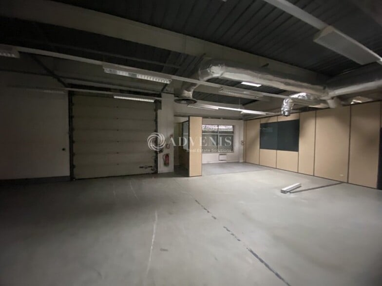 Flex in Trappes for lease - Interior Photo - Image 2 of 6