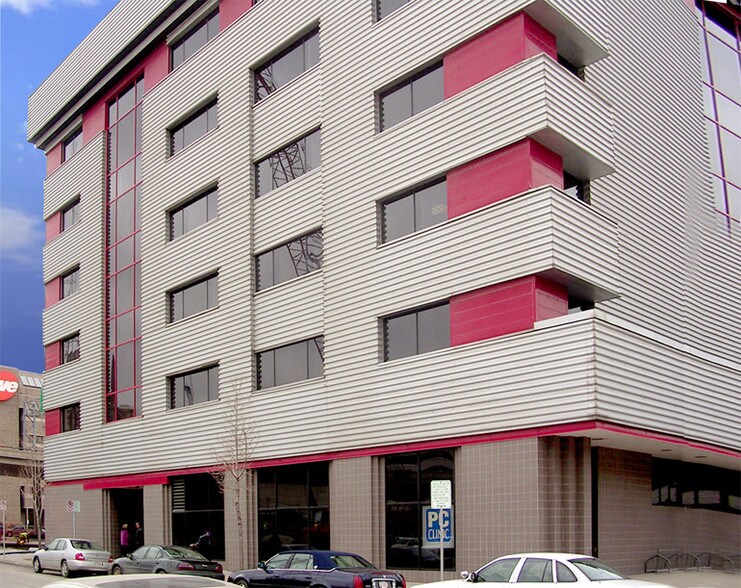 350 W Saint Paul Ave, Milwaukee, WI à vendre - Photo du bâtiment - Image 2 de 6