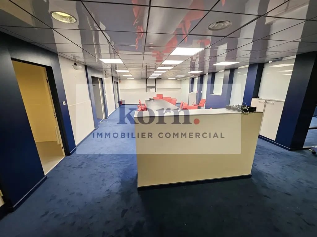 Retail in Suresnes for lease Interior Photo- Image 1 of 10