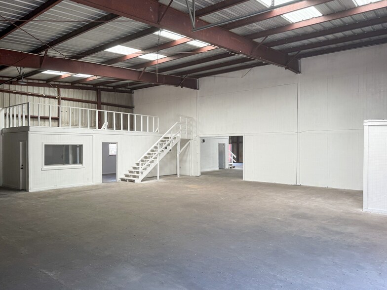 255 Interstate Dr, Buda, TX à vendre - Photo du bâtiment - Image 3 de 8