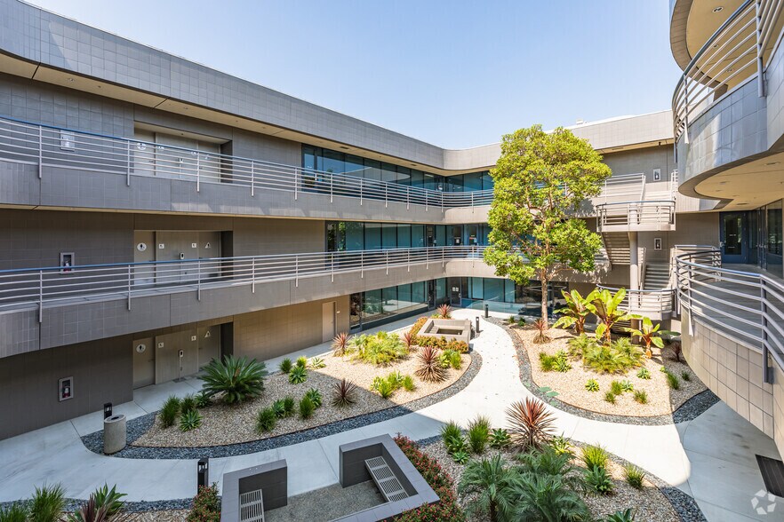 5414 Oberlin Dr, San Diego, CA à louer - Photo du bâtiment - Image 3 de 7