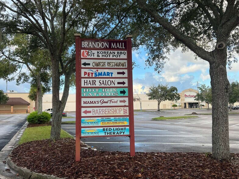 1041 W Brandon Blvd, Brandon, FL à louer - Photo du bâtiment - Image 2 de 6