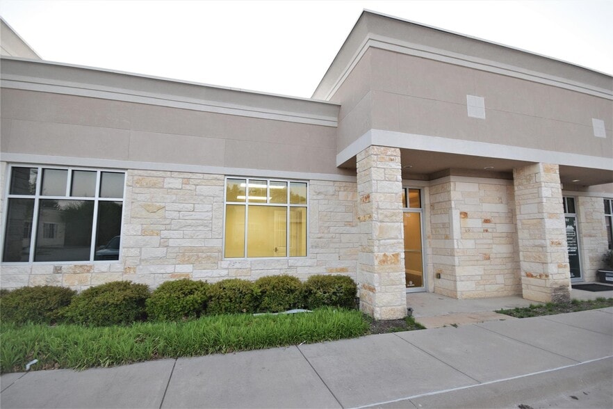 3900 S Stonebridge Dr, McKinney, TX for lease - Building Photo - Image 1 of 14