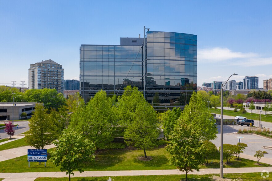 165 Commerce Valley Dr W, Markham, ON à vendre - Photo du bâtiment - Image 2 de 9