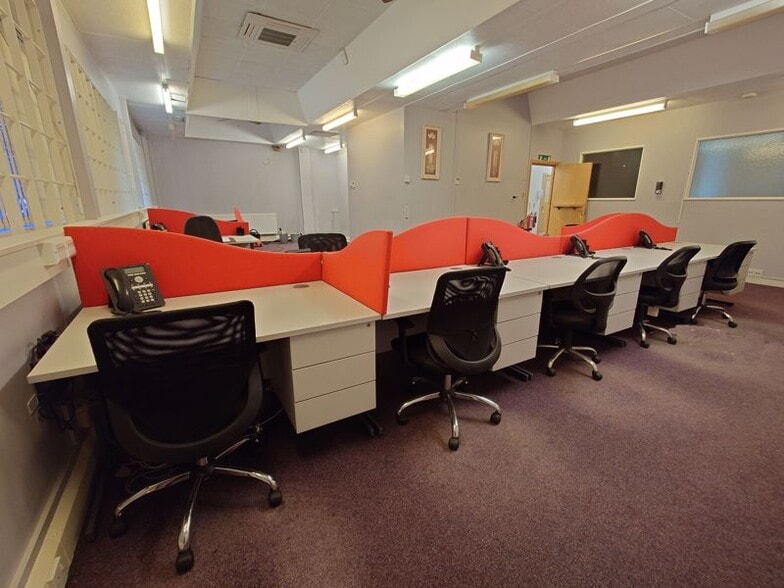 97 Bridge Rd, Wakefield for sale - Interior Photo - Image 2 of 15
