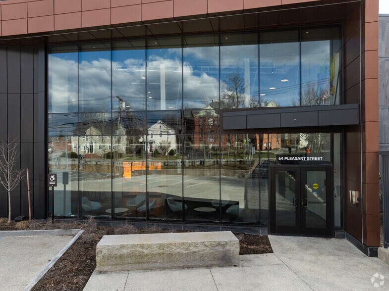 64 Pleasant St, Watertown, MA à louer - Photo du bâtiment - Image 2 de 5