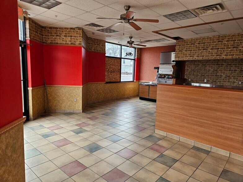 1629 E Michigan Ave, Lansing, MI à louer - Hall d’entrée - Image 2 de 13