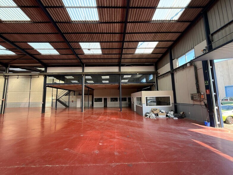 Poligono Industrial Can Fuster portefeuille de 2 propriétés à vendre sur LoopNet.ca - Photo intérieure - Image 2 de 8