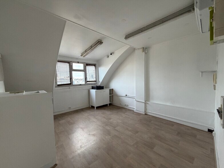 Rue De Châteaudun, Paris à louer - Photo du bâtiment - Image 2 de 10