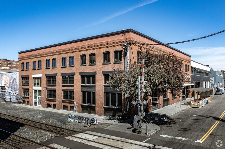 105-117 SE Taylor St, Portland, OR for lease - Building Photo - Image 1 of 8