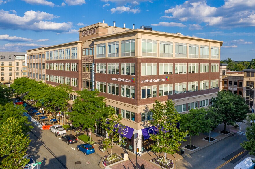 65 Memorial Rd, West Hartford, CT à louer - Photo principale - Image 1 de 13