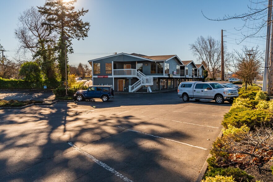 520 E Whidbey Ave, Oak Harbor, WA à vendre - Photo du bâtiment - Image 2 de 33