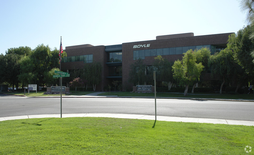 5001 E Commercenter Dr, Bakersfield, CA for lease - Building Photo - Image 2 of 7