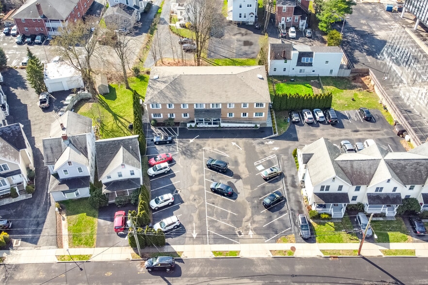 27 Oak St, Stamford, CT à louer - Photo du bâtiment - Image 3 de 16