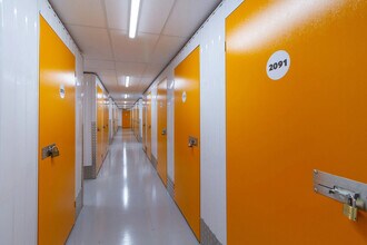 Book End, Witney for lease Interior Photo- Image 1 of 2