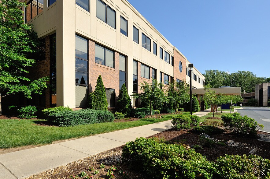 18101 Prince Phillip Dr, Olney, MD à louer - Photo du bâtiment - Image 2 de 9