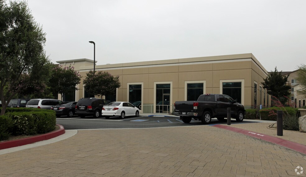 368 E Vanderbilt Way, San Bernardino, CA à louer - Photo du bâtiment - Image 3 de 12