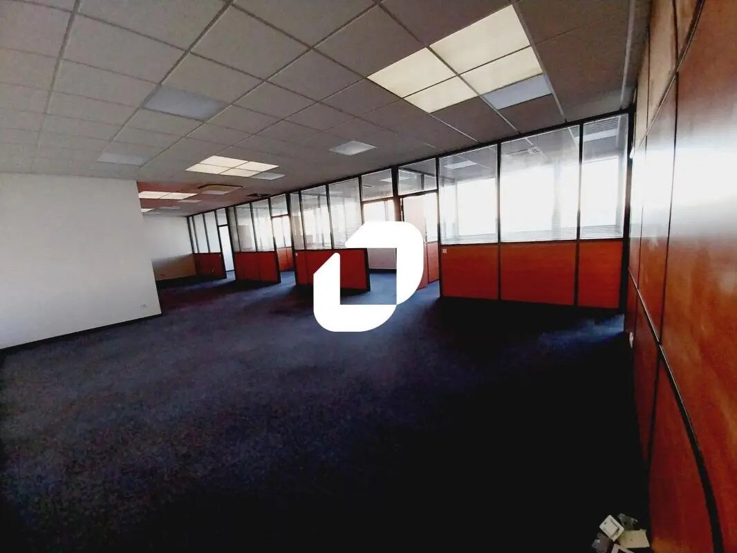 Office in Neuilly-sur-Marne for lease Interior Photo- Image 1 of 11