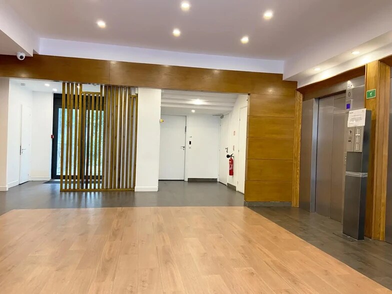 Rue Beffroy, Neuilly-sur-Seine for lease - Lobby - Image 1 of 3