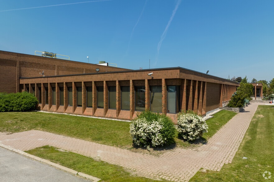 330 Humberline Dr, Toronto, ON for lease - Building Photo - Image 2 of 6